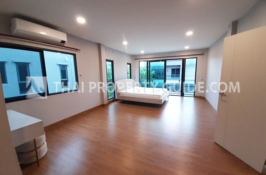 House with Shared Pool in Bangnatrad 